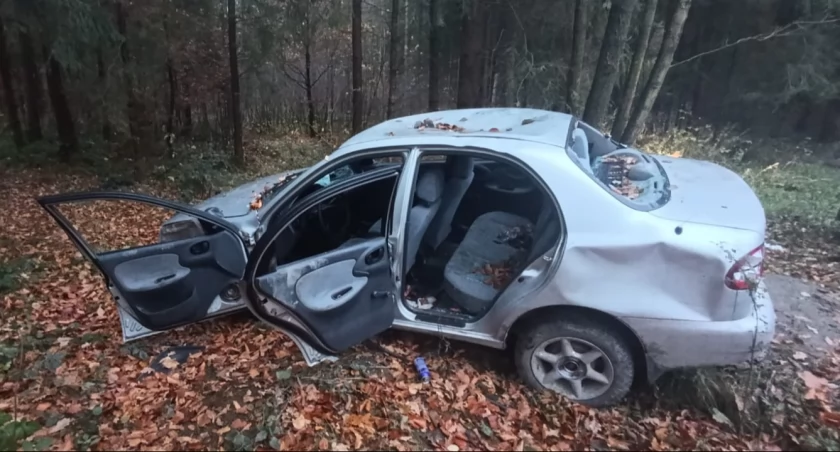 Porzucone auto przy boisku LKS Sopotnia ndash zaśmiecanie natury oraz konsekwencje prawne: apel o dbałość środowiska.