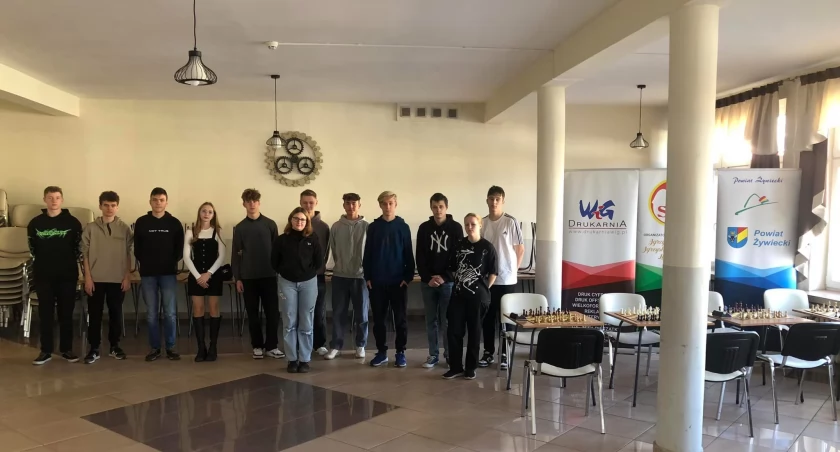 Finał Szachów w Żywcu: Zwycięstwo ZSME, emocjonująca rywalizacja uczniów, kolejne etapy turnieju.