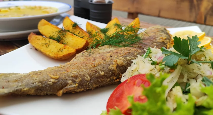 Zestawy Obiadowe w Restauracji Dworcowej: Pierogi na Parze i Smażony Pstrąg z Ziemniakami i Surówką - Wyjątkowa Oferta!
