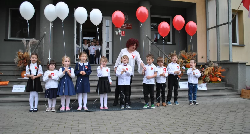 Przedszkolaki z Żywca śpiewają hymn Polski - Dzień Niepodległości 2024, patriotyzm i tradycje narodowe - relacja