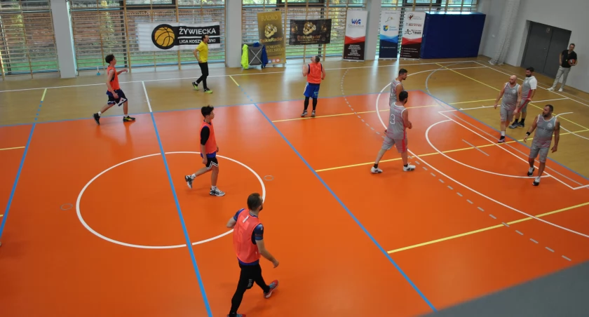 Wyniki meczów i aktualne tabele - emocjonująca rywalizacja w sezonie regularnym Seniorów - Galacticos i Basket Crew na czele.