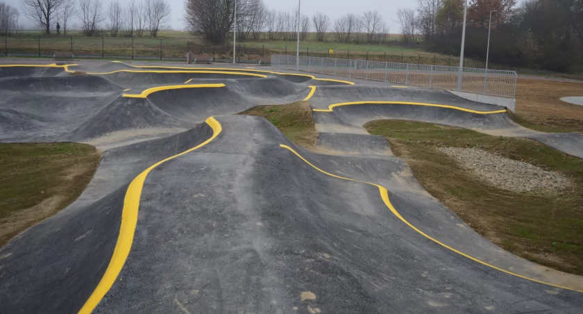 Nowo otwarty pumptrack w Łodygowicach - centrum sportu i rekreacji MORGI już dostępne dla mieszkańców | Polski Ład edycja PGR | Rozwój infrastruktury rekreacyjnej | Integracja społeczna