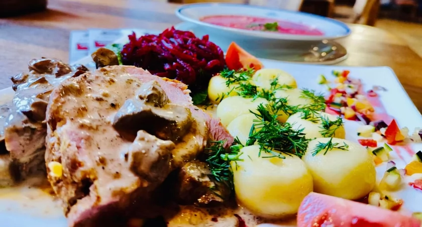 Zestawy obiadowe w Restauracji Dworcowa - tradycja i nowoczesność w smakowitych propozycjach. Najlepsze zestawy obiadowe w mieście! 