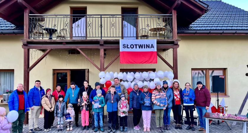 Rodzinny Bieg Niepodległości w Słotwinie – Aktywne Świętowanie Dla Każdego: Integracja, Rywalizacja i Edukacja w klimacie przyjaznej atmosfery. Ognisko, słońce i wspólne świętowanie.