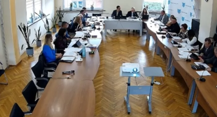 Nowe stawki za odbiór odpadów w Gminie Rajcza od 2025 roku - podwyżka opłat, argumenty i kontrowersje.