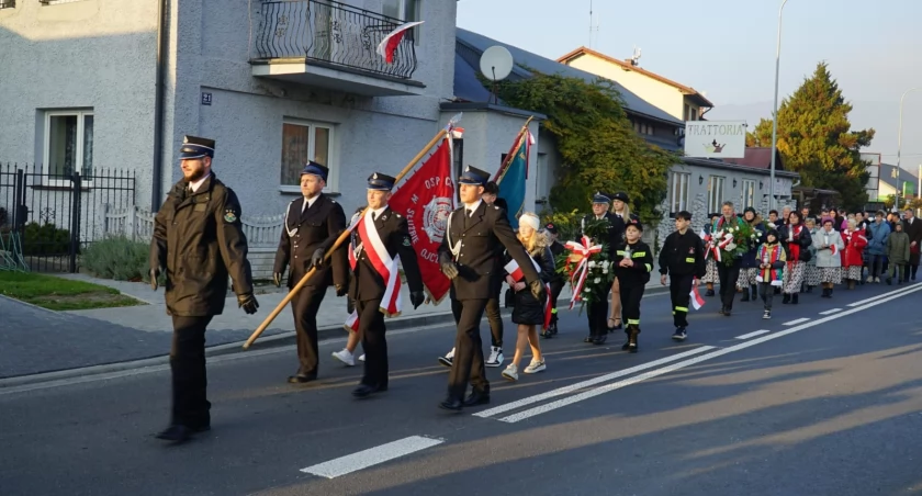 Upamiętnienie Poległych w Czernichowie - Ceremonia z udziałem społeczności i lokalnych instytucji, złożenie wieńców i uczczenie pamięci poległych. W hołdzie uczestniczyli mieszkańcy parafii oraz liczne organizacje lokalne.