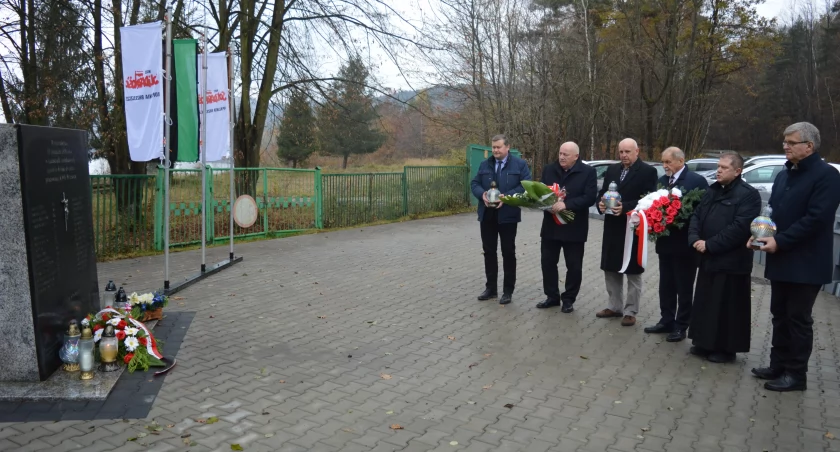 Upamiętnienie ofiar katastrofy w Wilczym Jarze - uroczystość złożenia wieńca pamiątkowego, 46 lat po tragicznym wydarzeniu. Burmistrz, poseł i starosta uczestniczyli w hołdzie ofiarom.