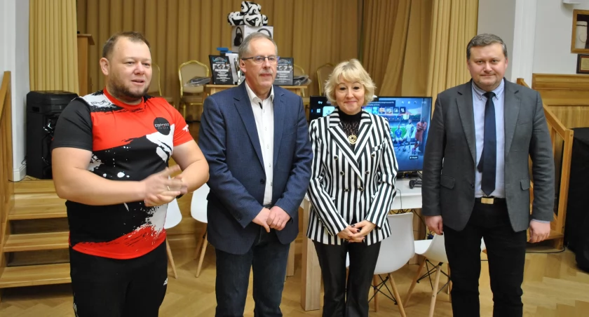 Turniej Esportowy FC24: Mistrzostwa Powiatu Żywieckiego 2024 - emocjonująca rywalizacja i integracja młodzieży, popularność esportu rośnie!