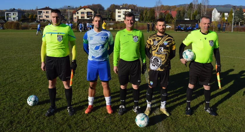 Relacja z meczu LKS Beskid Gilowice – LKS Orzeł Łękawica II: Zwycięstwo gospodarzy 2:0, emocje na boisku.