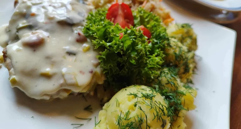 Restauracja Dworcowa - wyjątkowe obiady, przystępne ceny | Menu tradycji i nowoczesności z wysokiej jakości składników | Zupy, makarony, pieczenie, surówki - zachwycaj się!