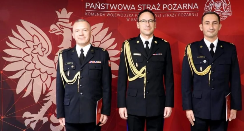 Jarosław Polak nowym komendantem Państwowej Straży Pożarnej w Żywcu - zmiany i wyzwania w jednostce, nominacja młodszego brygadiera symbolizuje nowy rozdział łącznie z doświadczeniem i lokalnymi powiązaniami. Stabilność w kierownictwie jednostki.