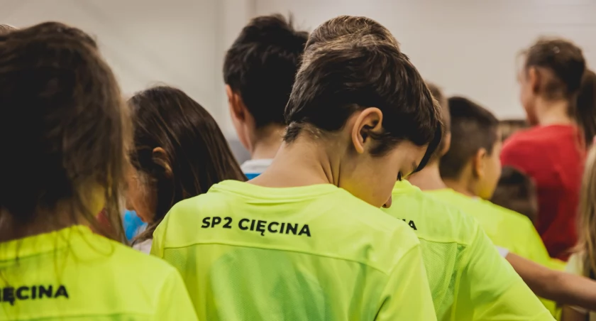 Klub Piłkarski TS Podbeskidzie odwiedza młodych fanów w SP nr 2 w Cięcina im. św. Franciszka z Asyżu 