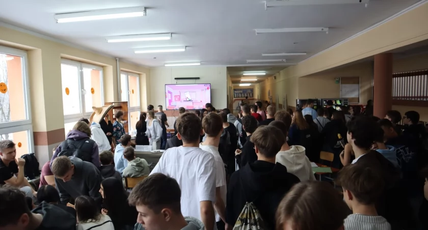Światowy Dzień Życzliwości i Pozdrowień w ZSME Żywiec - Wspólna Celebracja Wartości Międzyludzkich, Konkursy i Integracyjne Zabawy propagujące Życzliwość