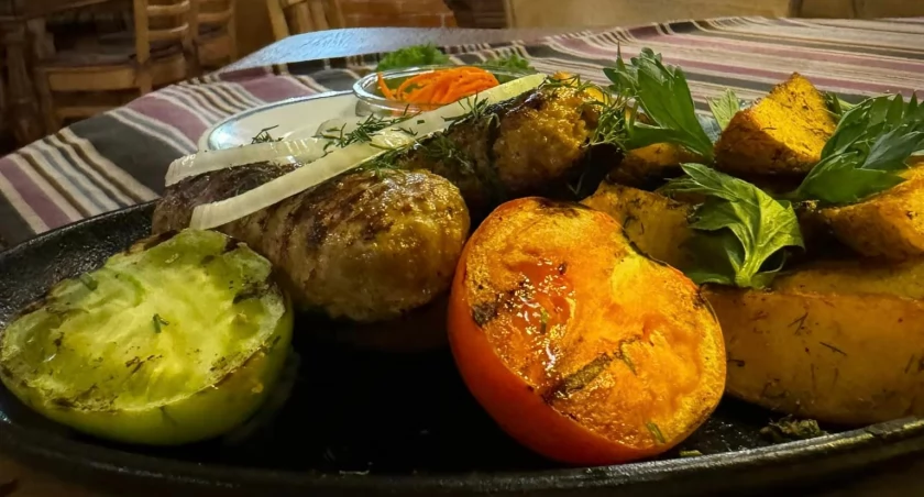 Gruzińskie Smaki w Restauracji Dworcowa - Weekend Pełen Aromatów | Tradycyjne Potrawy, Lula Kebab, Chinkali: Zapraszamy!