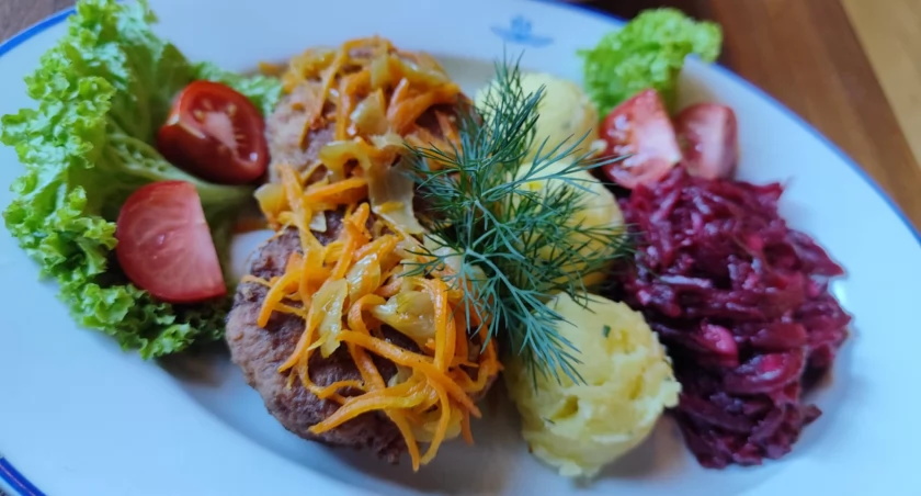 Restauracja Dworcowa ndash Smaki Tradycji i Domowej Kuchni | Menu, Zupa Ogórkowa, Kotlety Mielone, Pieczeń z Szynki | Zapraszamy!