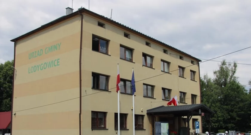 Konsultacje w sprawie utworzenia sołectwa Łodygowice Górne: brak poparcia mieszkańców, projekt zawieszony. Reakcja wójta i wnioski.