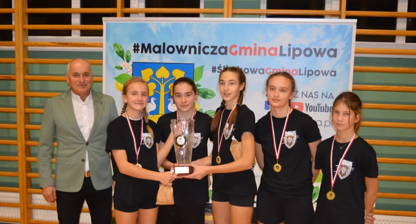 Puchar Wójta Gminy Lipowa - emocjonujący turniej sportowy z udziałem 230 młodych siatkarzy - foto  relacja