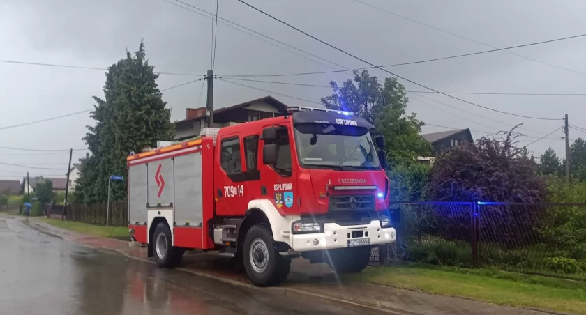 Wypadek drogowy na ul. Wiejskiej w Lipowej - kierowca Chevrolet potrącił kobietę i dziecko na pasach, policja prowadzi śledztwo. Ostrzeżenie o bezpieczeństwie na przejściach.