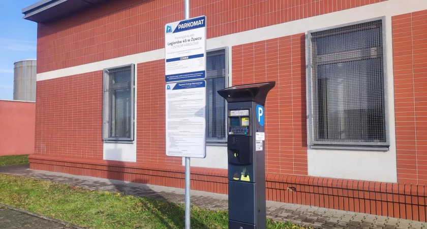 Nowe zasady parkowania na parkingu przy alei Legionów w Żywcu - zmiana zarządcy na prywatną firmę City Parking Group  - sprawdź opłaty i regulacje, uniknij mandatu.