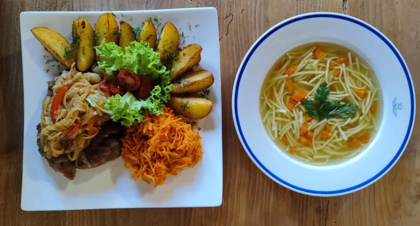 Obiad w Restauracji Dworcowej: Zupa Rosół z Makaronem i Karczek po Cygańsku - Zapraszamy na tradycyjne specjały w wyjątkowym miejscu!
