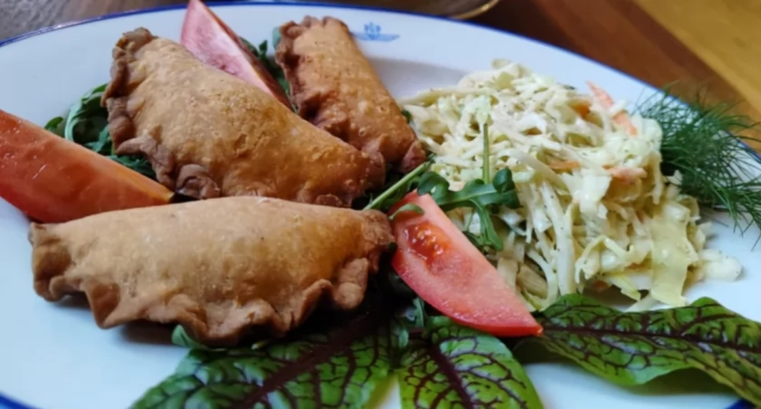 Zapraszamy na wyjątkowe dania: Zupa fasolowa z boczkiem, czebureki z mięsem wieprzowym i placki ziemniaczane z gulaszem! Restauracja Dworcowa! Spróbuj teraz!