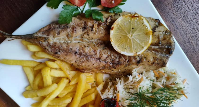 Restauracja Dworcowa - Smakowite Zestawy na Piątek: Zupa Krem Porowy, Pierogi Ruskie, Grillowany Filet z Makreli - Tradycja i Jakość w Jednym Miejscu!