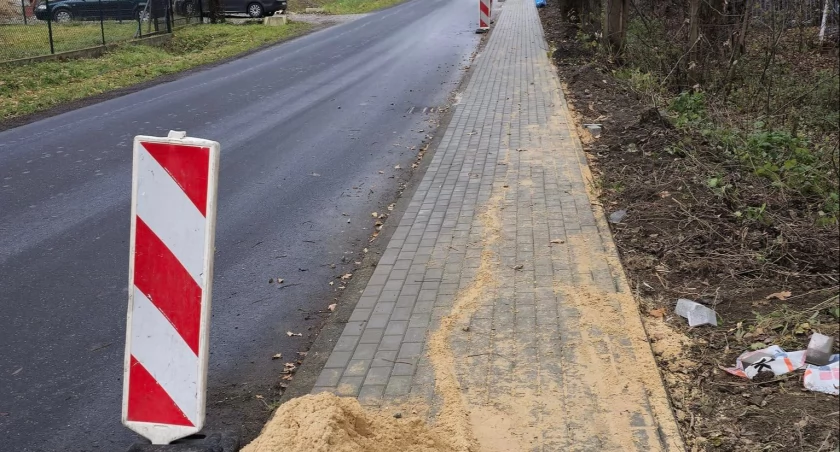 Modernizacja chodnika przy ul. Kościuszki w Pietrzykowicach - zakończony pierwszy etap, ważny krok w rozwoju infrastruktury - Powiat Żywiecki inwestuje w bezpieczeństwo pieszych.