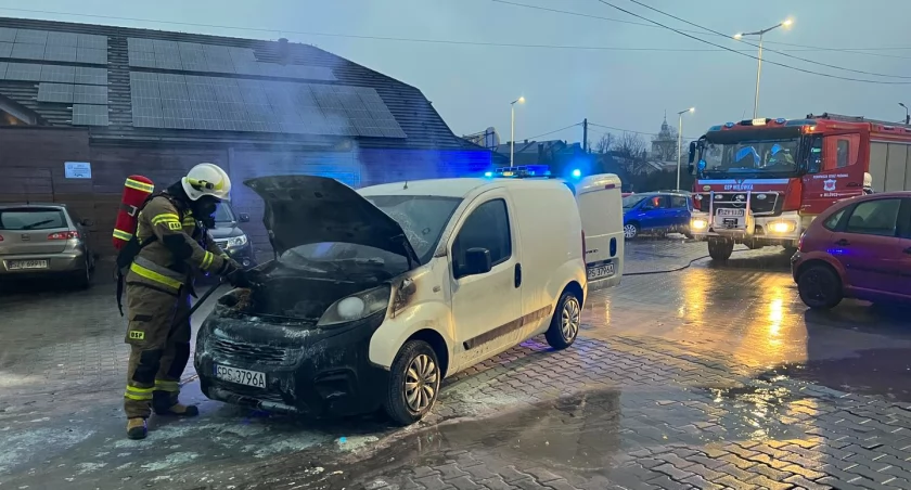 Pożar samochodu dostawczego w Milówce: Efektywne działania ratunkowe i współpraca służb