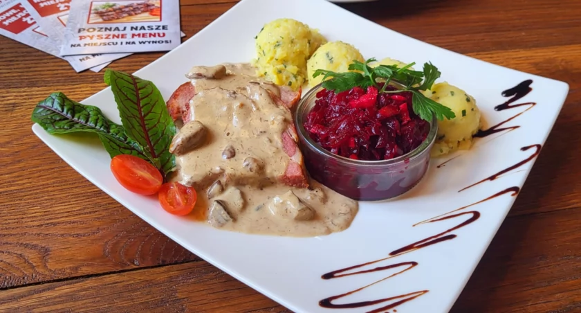 Restauracja Dworcowa | Degustacja wyjątkowych smaków | Szpinakowa z jajkiem, szaszłyk, pieczeń z karczku | Menu starannie przygotowane | Zapraszamy!