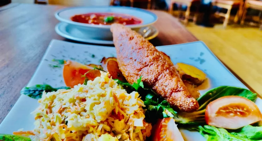 Restauracja Dworcowa: Wtorkowe Zestawy Dnia - Kotlet schabowy, kotlet de volaille, barszcz. Zapraszamy na tradycyjne smaki!