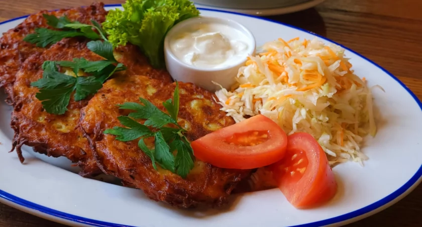 Świąteczne zestawy obiadowe na Dzień Świętego Mikołaja - zupa krem pieczarkowa, placki ziemniaczane czy filet z morszczuka argentyńskiego? Sprawdź naszą wyjątkową ofertę! Zapraszamy do skosztowania świątecznych smaków już teraz!