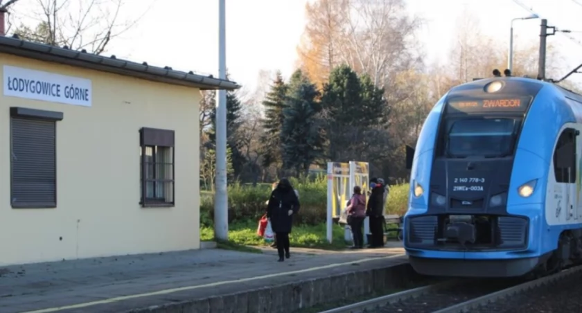 Zmiany w rozkładzie jazdy: Przyspieszone pociągi Kolei Śląskich omijają Łodygowice Górne - wpływ na podróżnych, decyzja Urzędu Marszałkowskiego Województwa Śląskiego, konsekwencje dla mieszkańców.