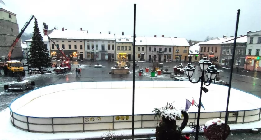 Otwarcie lodowiska na żywieckim Rynku – zapraszamy na sezonowe łyżwiarstwo w centrum miasta!