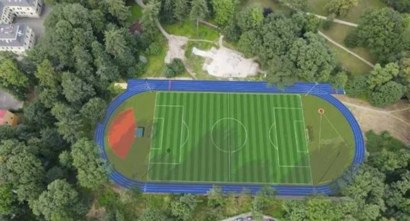 Budowa nowoczesnego kompleksu sportowego w Żywcu - inwestycja w wielofunkcyjne boisko trawiaste i stadion lekkoatletyczny o wartości 5,4 mln zł, zakończenie prac planowane na listopad przyszłego roku