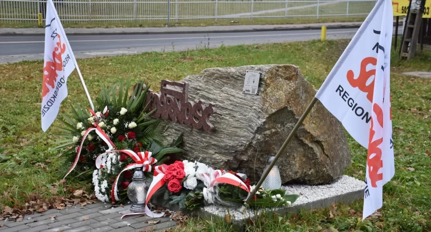 Lokalnie samorządowcy i przedstawiciele Solidarności złożyli hołd ofiarom rezimu komunistycznego