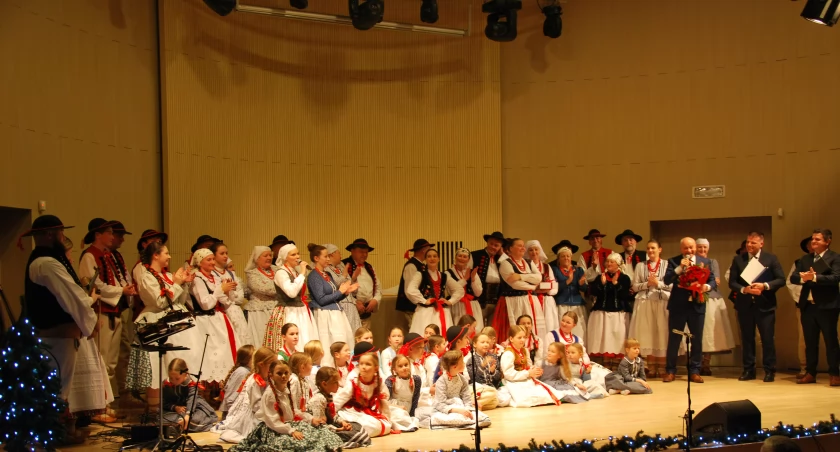 Jubileusz Regionalnego Zespołu Pieśni i Tańca Lipowianie - 25 lat promocji tradycji Beskidu Żywieckiego. Koncert jubileuszowy i znaczenie kultury ludowej. Gratulacje!
