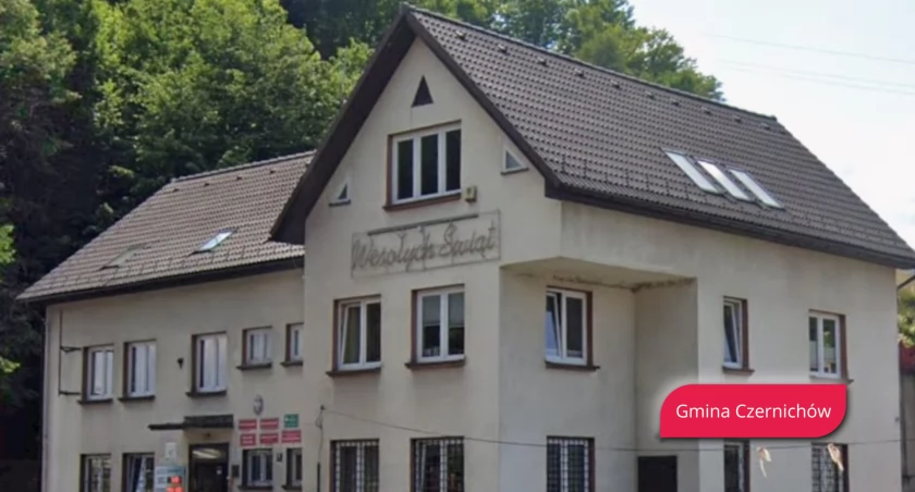 Sporne decyzje dotyczące podwyżek w gminie Czernichów: kontrowersje, podwyżki diet sołtysów i wynagrodzenie wójta.