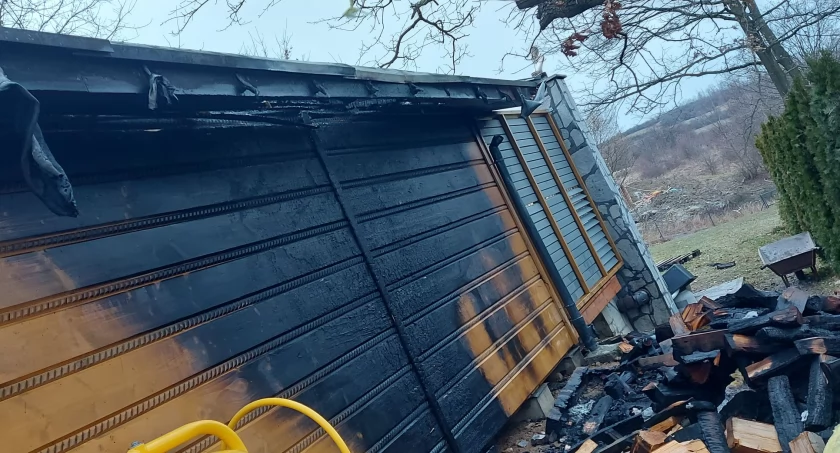 Pożar na ul. Górskiej w Żywcu – szybka reakcja strażaków zapobiegła tragedii