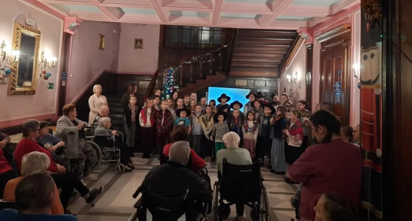 Dziecięcy zespół Rajcusie odwiedził pensjonariuszy Zakładu Opiekuńczo - Leczniczego w Rarajczy 