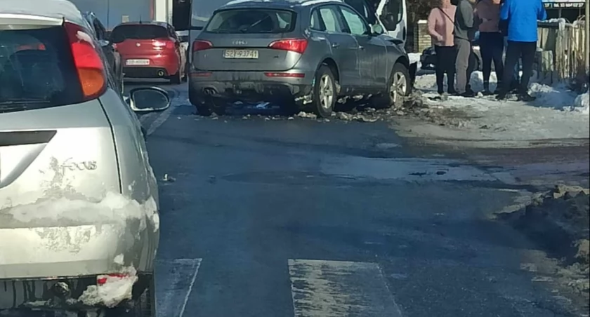 Kolizja na skrzyżowaniu ulic Zielonej i Kościuszki w Węgierskiej Górce - apel o ostrożność i alternatywną trasę, ruch się korkuje.