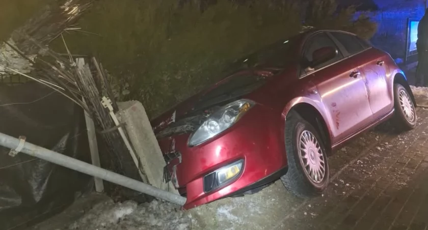 Kolizja w Ciścu : Auto uderzyło w słup telefoniczny