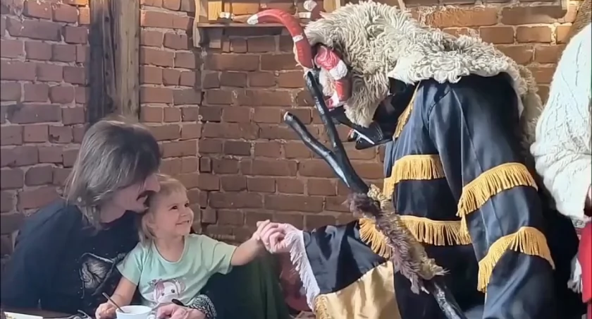 Barwny korowód przebierańców odwiedził restaurację Dworcowa podczas finału Godów Źywieckich!