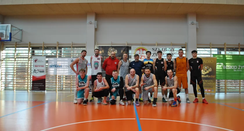Mecz Przyjaźni Żywieckiej Ligi Koszykówki  współzawodnictwo i integracja społeczności sportowej. Zwycięstwo drużyny Zaparta 66:63. Emocje i sportowe widowisko.