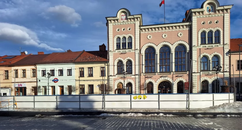Lodowisko w Żywcu w ogranicza funkcjonowanie z powodu wysokich temperatur