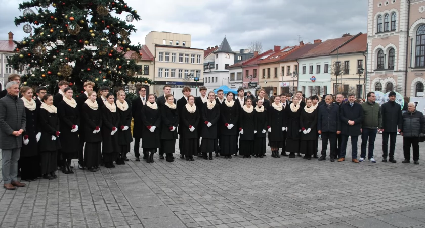 Polonez Maturzystów na Żywieckim Rynku – Tradycja Pełna Elegancji