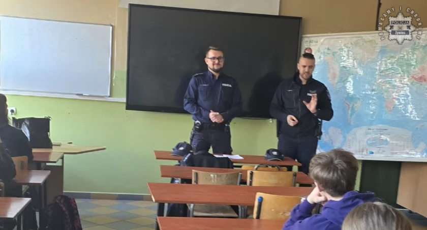 Policjanci  z KPP w Żywcu spotkali się z uczniami klas policyjnych 