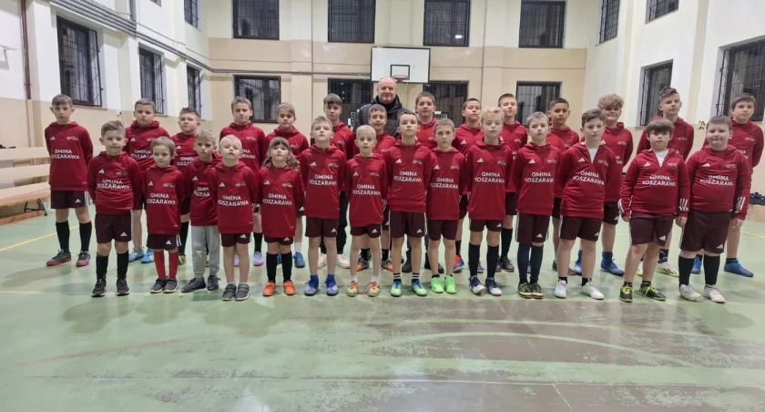 Nowe komplety sportowe dla młodych piłkarzy z Koszarawy