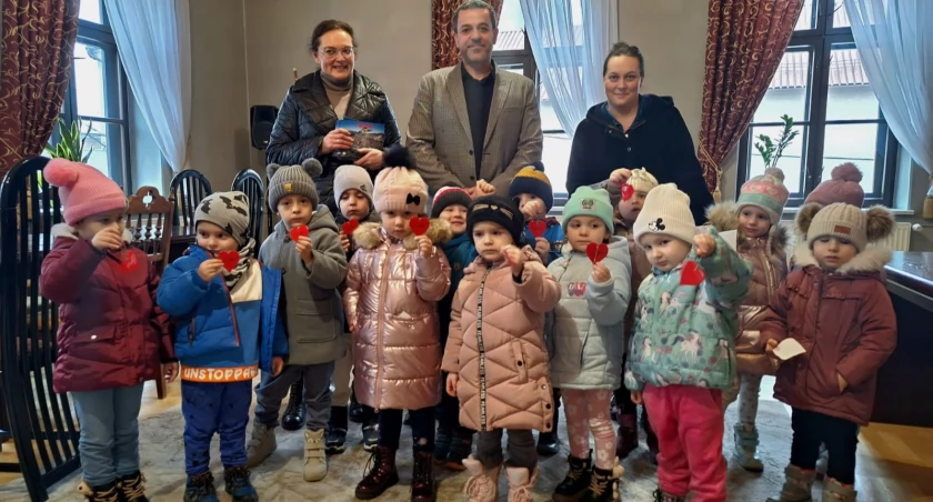 Miłe odwiedziny w Gminie Milówka – Przedszkolaki z Kamesznicy u Wójta Krzysztofa Kamińskiego!!