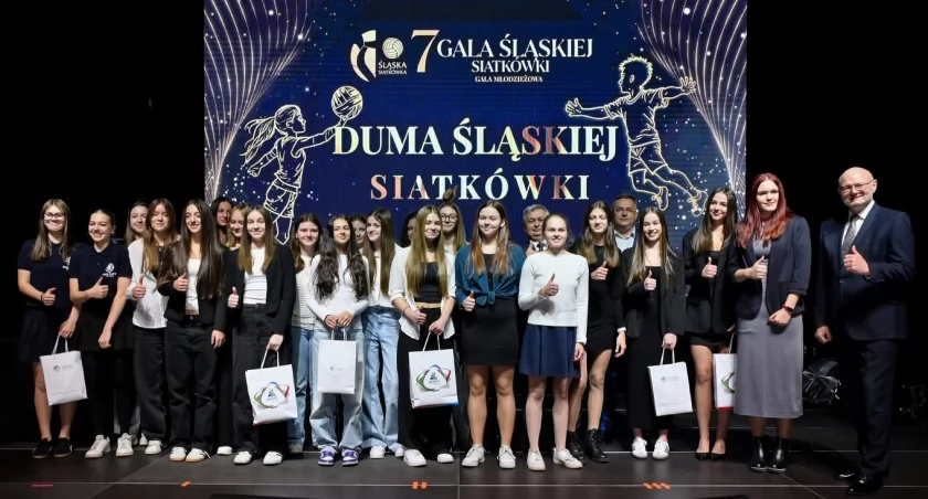 Uczennice Szkoły Mistrzostwa Sportowego im. Polskich Olimpijczyków w Żywcu z nagrodami na Gali Śląskiej Siatkowej