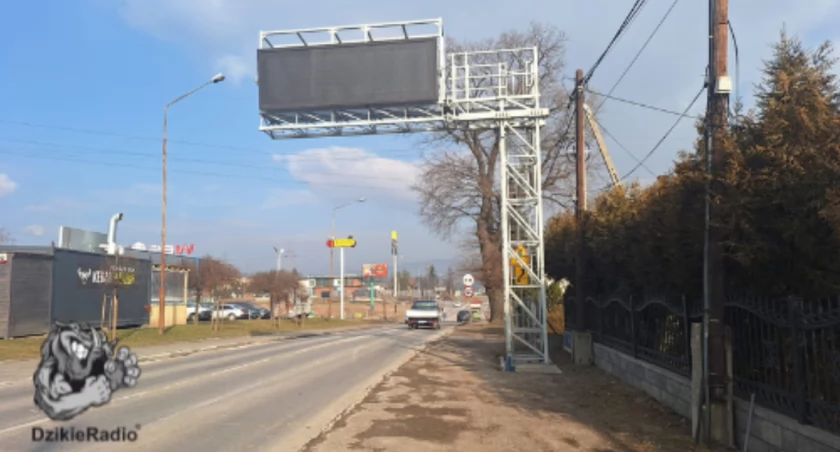 Nowoczesne tablice VMS poprawią bezpieczeństwo i płynność ruchu na Żywiecczyźnie - inwestycja GDDKiA. Realizacja Krajowego Systemu Zarządzania Ruchem.